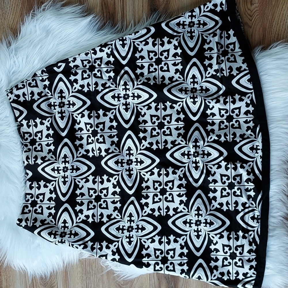 WHITE HOUSE BLACK MARKET  SKIRT